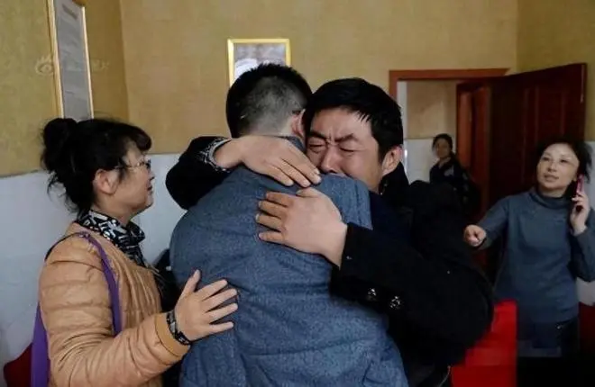 贵州3岁男孩被拐后，爸爸抑郁自杀，妈妈寻子25年后发现：儿子竟是自己的好友……